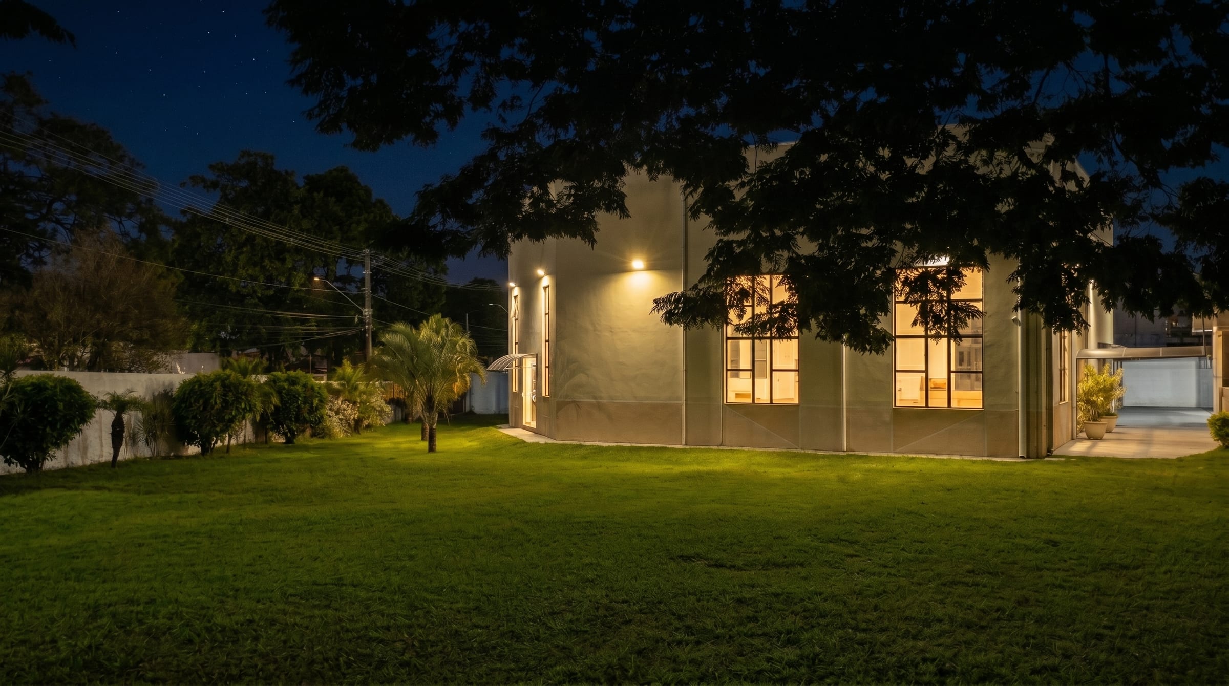 Frente da IBBG à noite